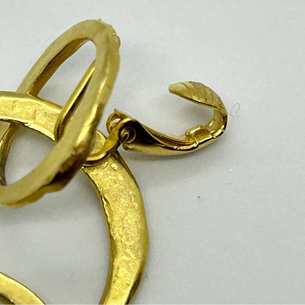 Vtg KJL Hammered Gold Tone Drop Clip Earrings 3” - Picture 5 of 6